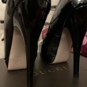 Gucci sexy peep toe pumps! Barely used!